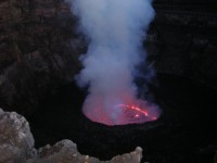 flüssige lava im krater bei nacht.JPG